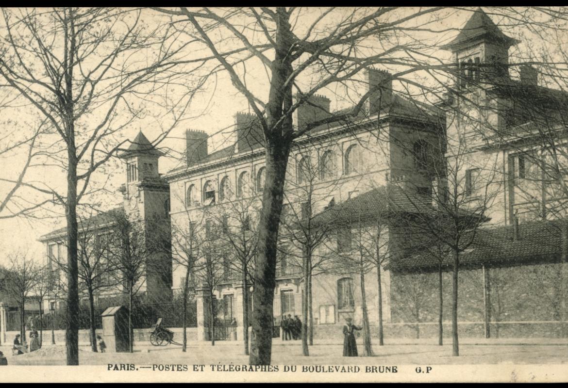 Le Dépôt central du matériel des PTT et l’Atelier de fabrication des timbres-poste sont installés depuis 1895 boulevard Brune, à Paris.