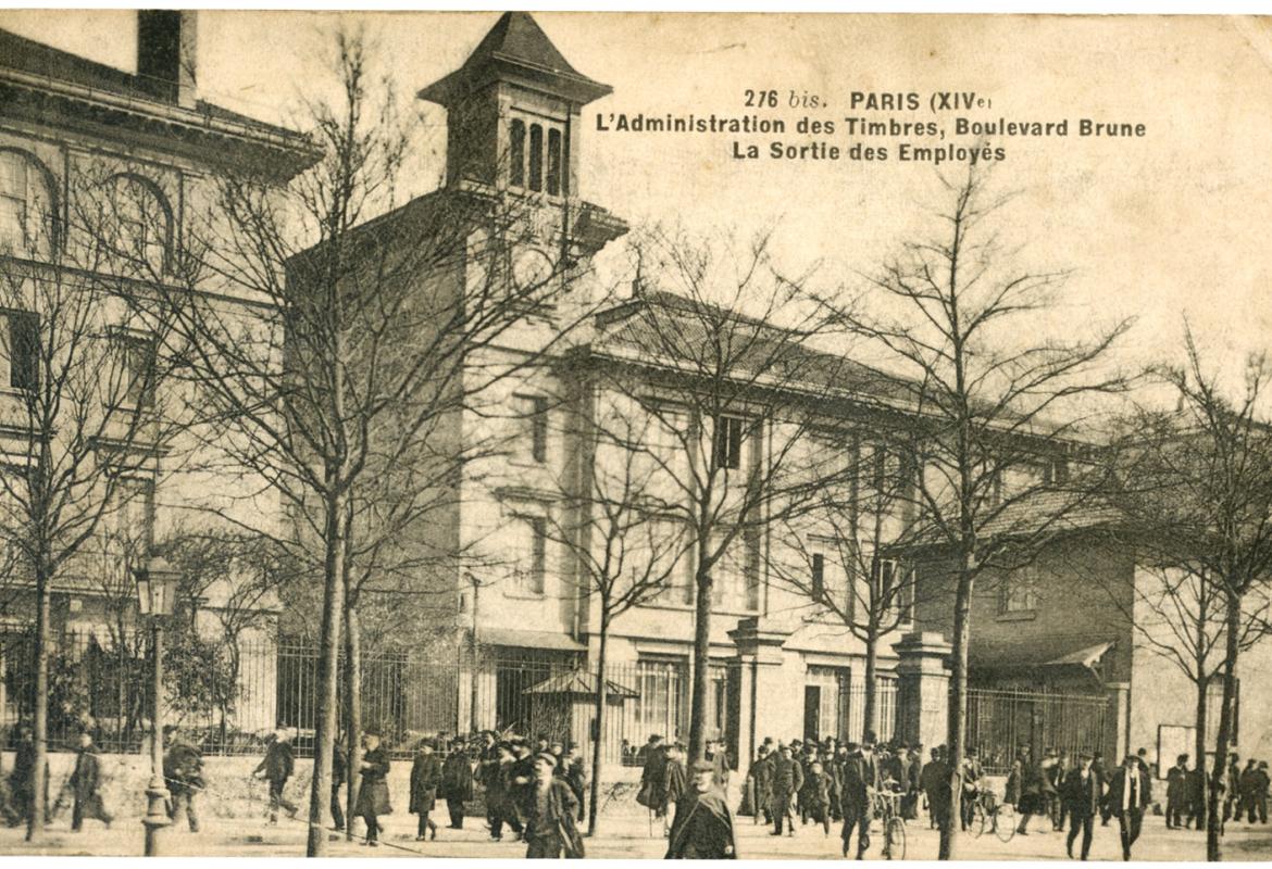 Carte postale : Paris (XIVe) L'Administration des Timbres, Boulevard Brune. La Sortie des Employés.