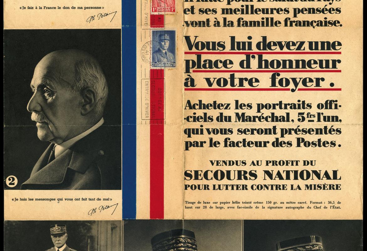 Affichette apposée dans les bureaux de poste pour la publicité de la série des cartes postales à l’effigie du maréchal Pétain. Un philatéliste en a fait un souvenir philatélique en y apposant la série de quatre valeurs grand format au portrait du chef de l’Etat français, en taille-douce, émise le 1er janvier 1941. Elle est oblitérée par la flamme en continu « Donnez au secours national Entr’aide d’hiver » de Paris 81 Rue des Capucines, le 1er avril 1941.